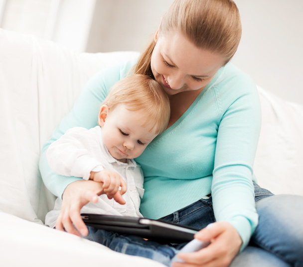 Mother and adorable baby with tablet pc - Valokuva, kuva