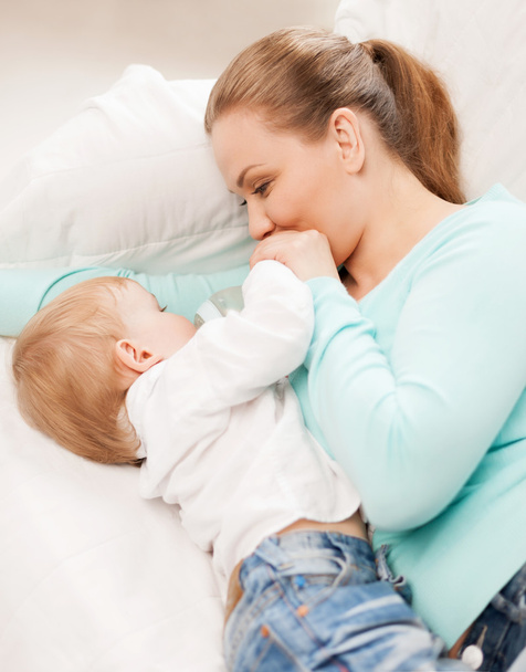 Mãe e bebê adorável com mamadeira
 - Foto, Imagem