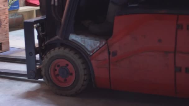 φορτωτής που φορτώνει μεγάλα κουτιά με μήλα - Πλάνα, βίντεο