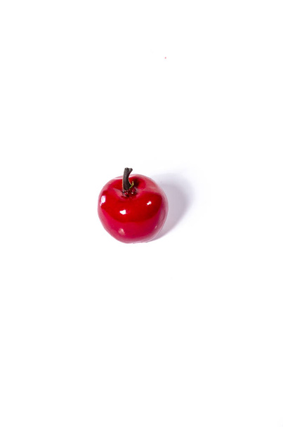 Sztuczne czerwone jabłko, na białym tle głód zdrowia - Zdjęcie, obraz