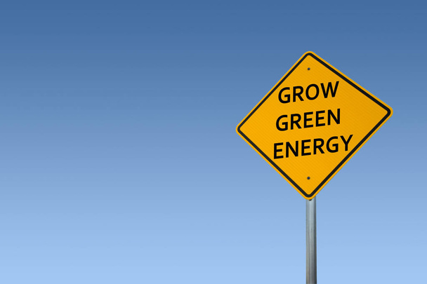 "Grow Yeşil Enerji" Mavi Gökyüzüne Karşı Yol İşareti - Fotoğraf, Görsel