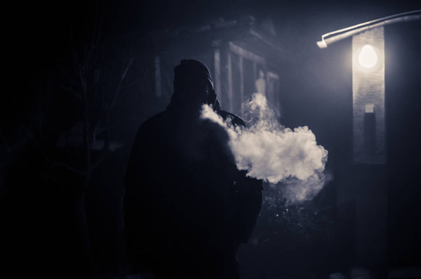 furcsa ember éjjel dohányzás - Fotó, kép