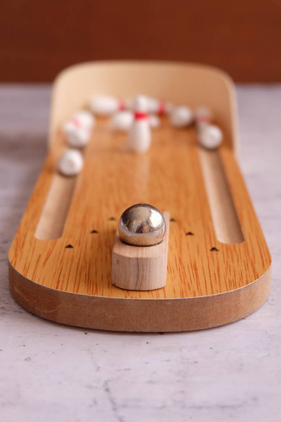 close up του Mini παιχνίδι μπόουλινγκ ξύλο - Φωτογραφία, εικόνα