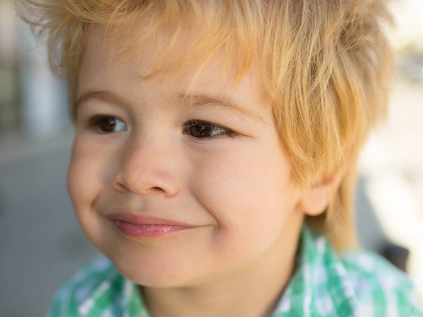 Gyerek mosoly. Boldog gyermek. Aranyos portré. Preschooler. - Fotó, kép