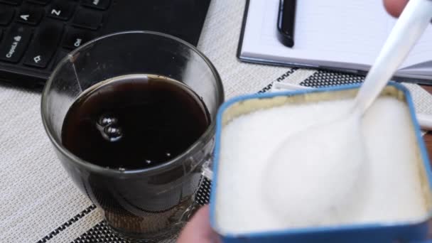 Házení lžičkou hodně cukru do šálku kávy - Záběry, video