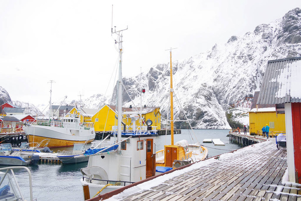 Obraz wioski Nussfjord, Wyspy Lofoten. Zabytkowa wioska rybacka Norwegii na wodzie, Europa - Zdjęcie, obraz