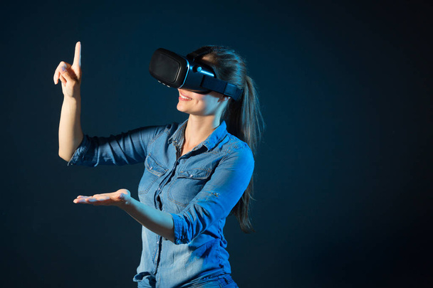 beautiful young woman wearing virtual reality glasses - Photo, Image