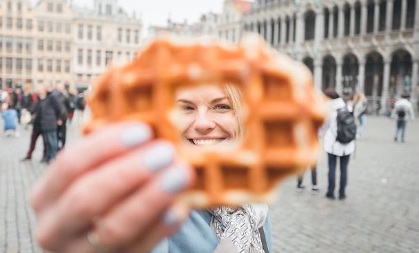 Γυναικείος τουρίστας στο Grand Place στις Βρυξέλλες, Βέλγιο - Φωτογραφία, εικόνα