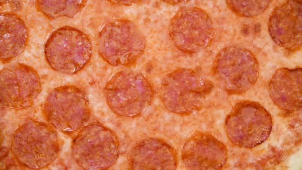Salam ve peynir mozzarella 4k görüntüleri ile Pizza closeup üst görünümü. Pepperoni pizza doku yavaş rotasyon - Video, Çekim