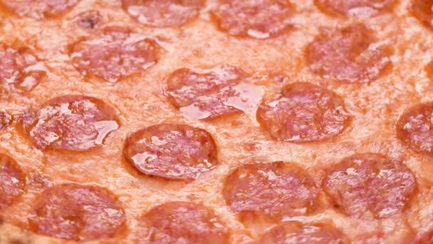 Пицца крупным планом с салями и сыром моцарелла 4k кадры. Медленное вращение деталей пиццы пепперони
 - Кадры, видео