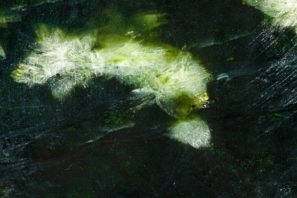 Beyaz arka planda makro taş Nefrite minerali - Fotoğraf, Görsel
