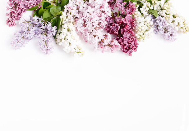 Composition florale festive sur le fond en bois blanc. Vue aérienne - Photo, image