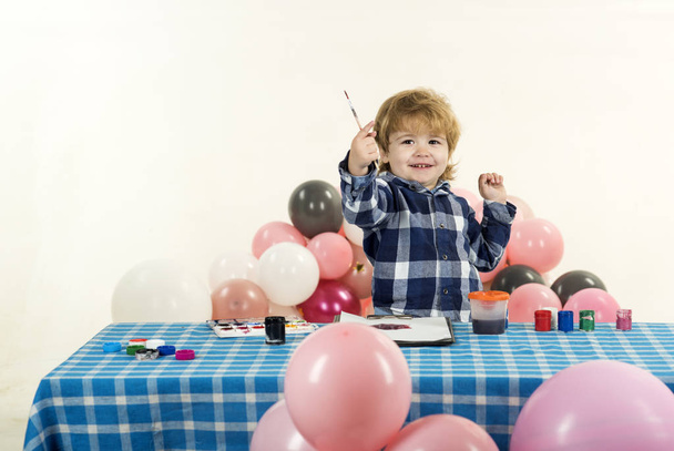Šťastné dítě s balónky. Chlapec hraje na večírku. - Fotografie, Obrázek