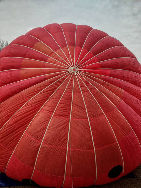 grande balão vermelho no chão
 - Foto, Imagem