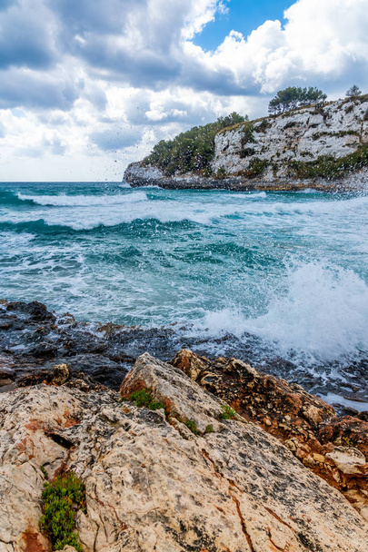Tormenta y olas en el mar Cala Romantica Mallorca vacaciones de verano
 - Foto, imagen