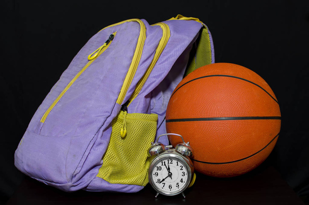 Schooltas basketbal en wekker voor terug naar school concept - Foto, afbeelding