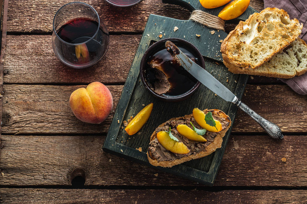 Печёночный паштет с гримированным хлебом и персиком, деревенский стиль
 - Фото, изображение