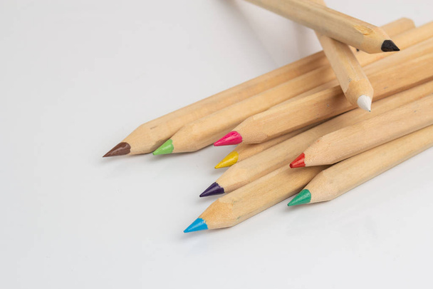 Crayons de couleur repose sur un fond blanc
 - Photo, image