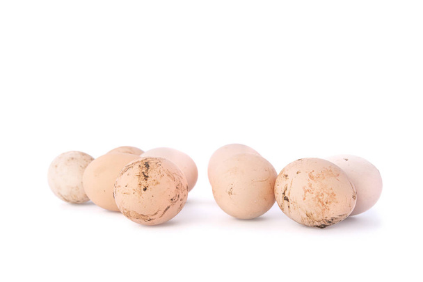 Csoport piszkos csirke tojás, fehér alapon, árnyékokkal, a hazai baromfi és az egészséges táplálkozás. Objektum áthelyezése a növekvő tárhelyre - Fotó, kép