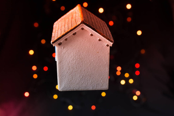 Маленький домик-модель на боке светлом фоне - Фото, изображение