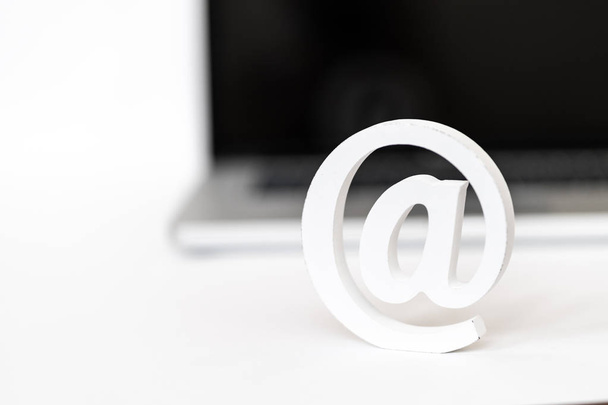 Símbolo de e-mail na frente de um conceito de teclado de computador portátil para
 - Foto, Imagem