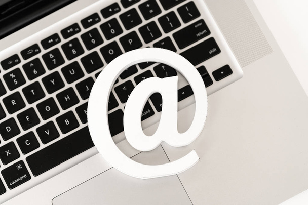 Symbol e-mail na komputerze przenośnym koncepcja klawiatury na e-mail, c - Zdjęcie, obraz