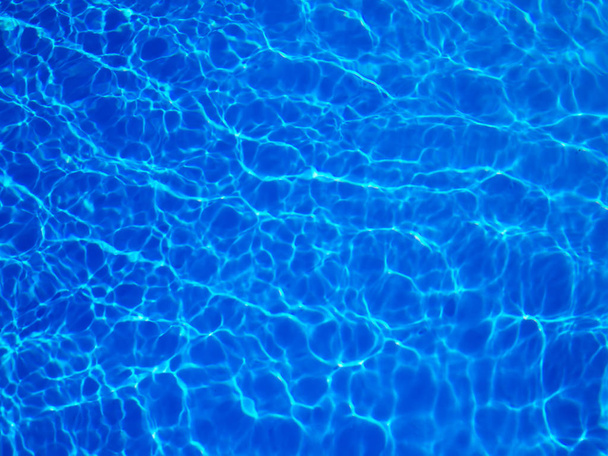 Hermosa piscina de agua clara
 - Foto, Imagen