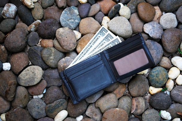 Um homem perdeu a carteira no chão
 - Foto, Imagem