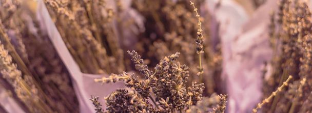 Suodatettu kuva laventeli kukkakimppu paperiin kääri paikallisessa kaupassa Texasissa, Yhdysvalloissa
 - Valokuva, kuva