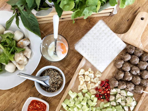 Вьетнамский фрикадельки обертывания (Нам Ноунг) подается с овощами, Vie
 - Фото, изображение
