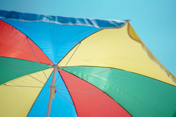 barevný slunečník sunny modré obloze - Fotografie, Obrázek
