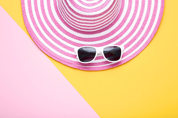 Beach hat with sunglasses on colorful background - Fotoğraf, Görsel