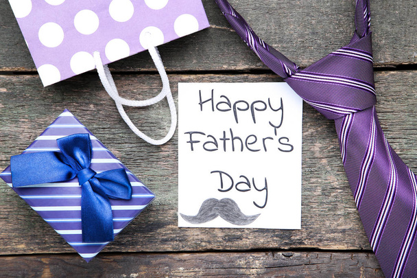 Text glücklicher Vatertag mit Geschenkbox, Einkaufstasche und Krawatte o - Foto, Bild
