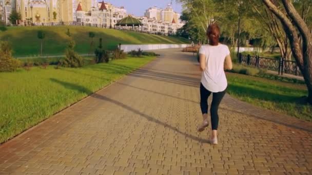 Młoda kobieta jogging rano - Materiał filmowy, wideo
