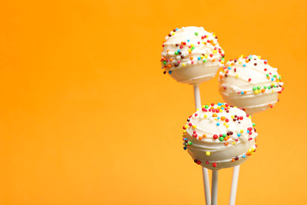 Many bright delicious cake pops on color background. Space for text - Fotoğraf, Görsel