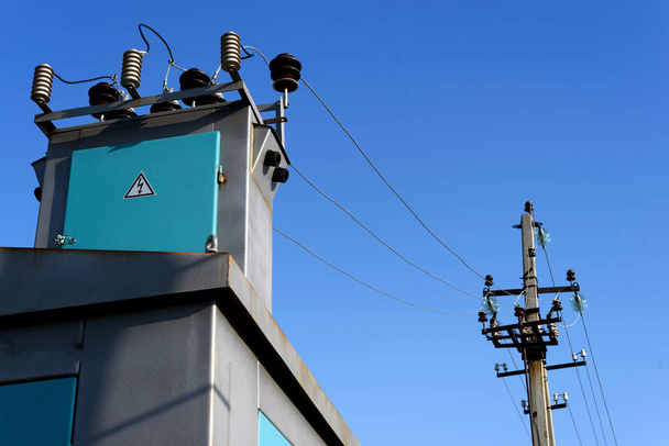 Електрична підстанція та Пилон Синє небо - Фото, зображення