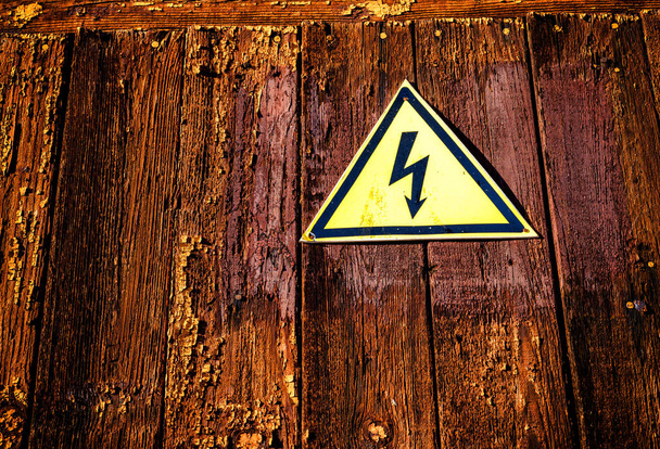 Yellow Triangle Electricity Warning Sign - Foto, imagen