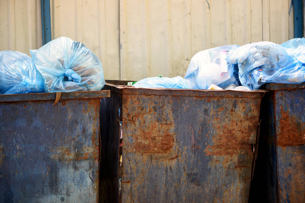 Escaninhos de lixo de metal cheios de lixo
 - Foto, Imagem