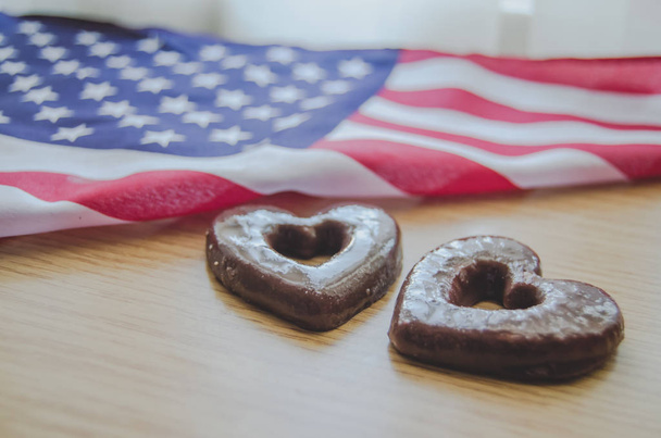 deux biscuits en forme de coeur et drapeau des Etats-Unis sur table en bois heureux jour commémoratif
. - Photo, image