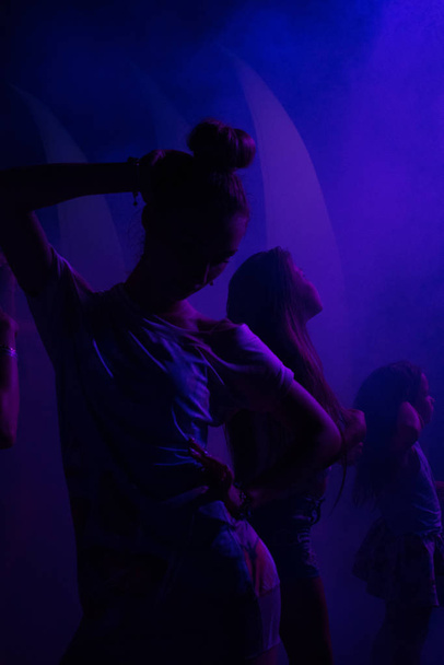 Mujer rusa bailando en la discoteca
 - Foto, Imagen