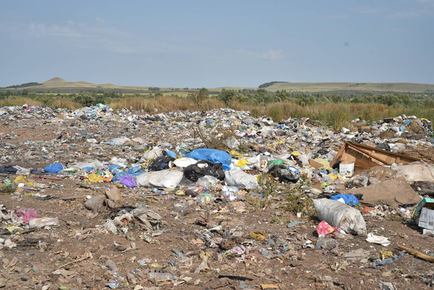 Área de aterro de lixo na natureza
 - Foto, Imagem
