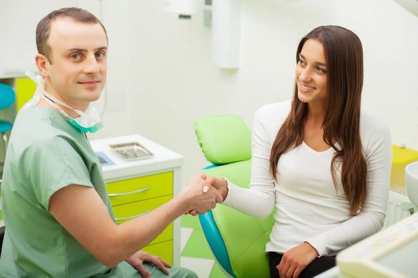 Patient in der Zahnmedizin. hübsche Frau besucht ihren Zahnarzt in der Klinik - Foto, Bild