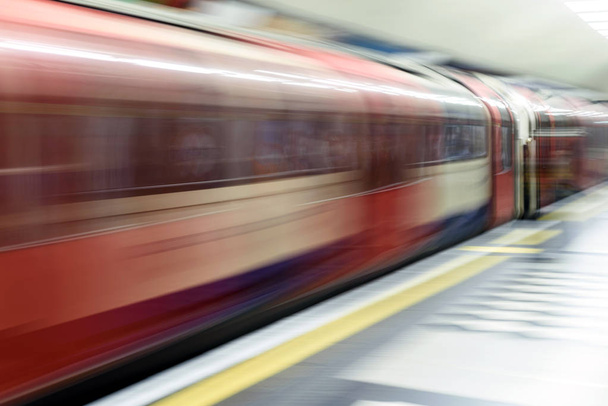 Θολή κίνηση της υπόγειου τρένου μετρό του Λονδίνου - Φωτογραφία, εικόνα