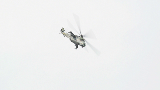 Mil-mi 24 hind-helikopter beweegt in duikvlucht zijn landingsgestel 10975 - Video