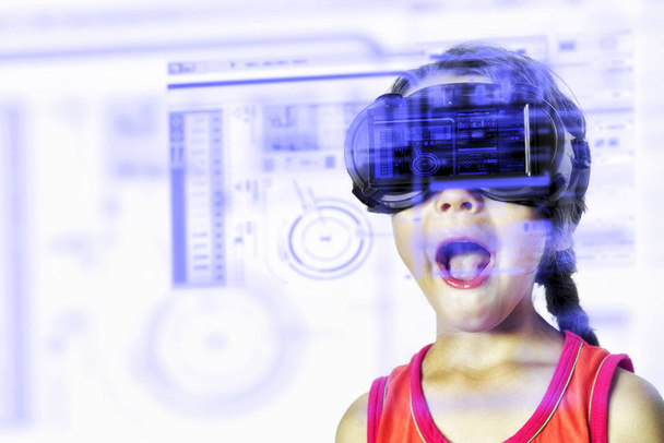 Молода дівчина в гарнітурі віртуальної реальності
 - Фото, зображення