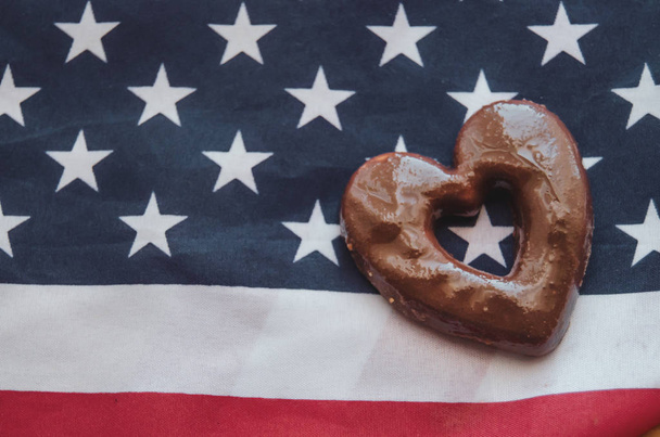 μπισκότα σε σχήμα καρδιάς και σημαία των ΗΠΑ στο ξύλινο τραπέζι χαρούμενη ημέρα μνήμης. - Φωτογραφία, εικόνα