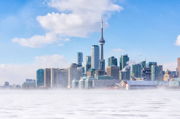 Toronto zamrzlé jezero Ontario. Časný ranní panoramatický výhled do centra s sněhovou Blizzard - Fotografie, Obrázek