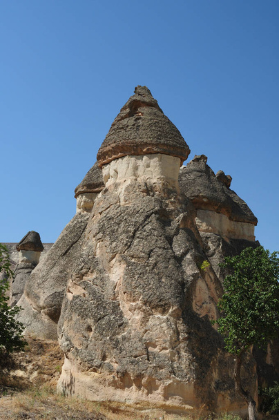 Ókori sziklák a kék ég hátterében - Fotó, kép