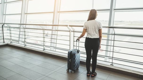 Travel Women at international airport waiting for boarding - Foto, immagini