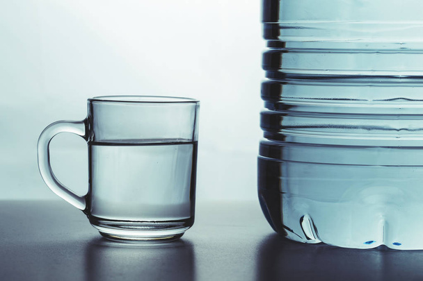 pohár víz és nagy üveg - Fotó, kép